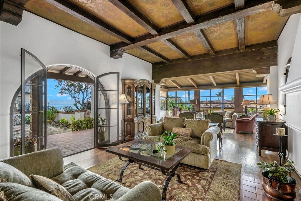 Property Photo: 624 Calle Miramar CA 90277