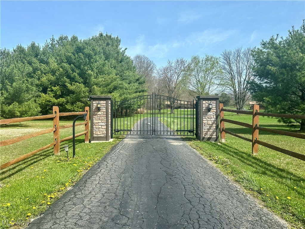 Property Photo: 4955 Cadwallader Sonk Road OH 44473