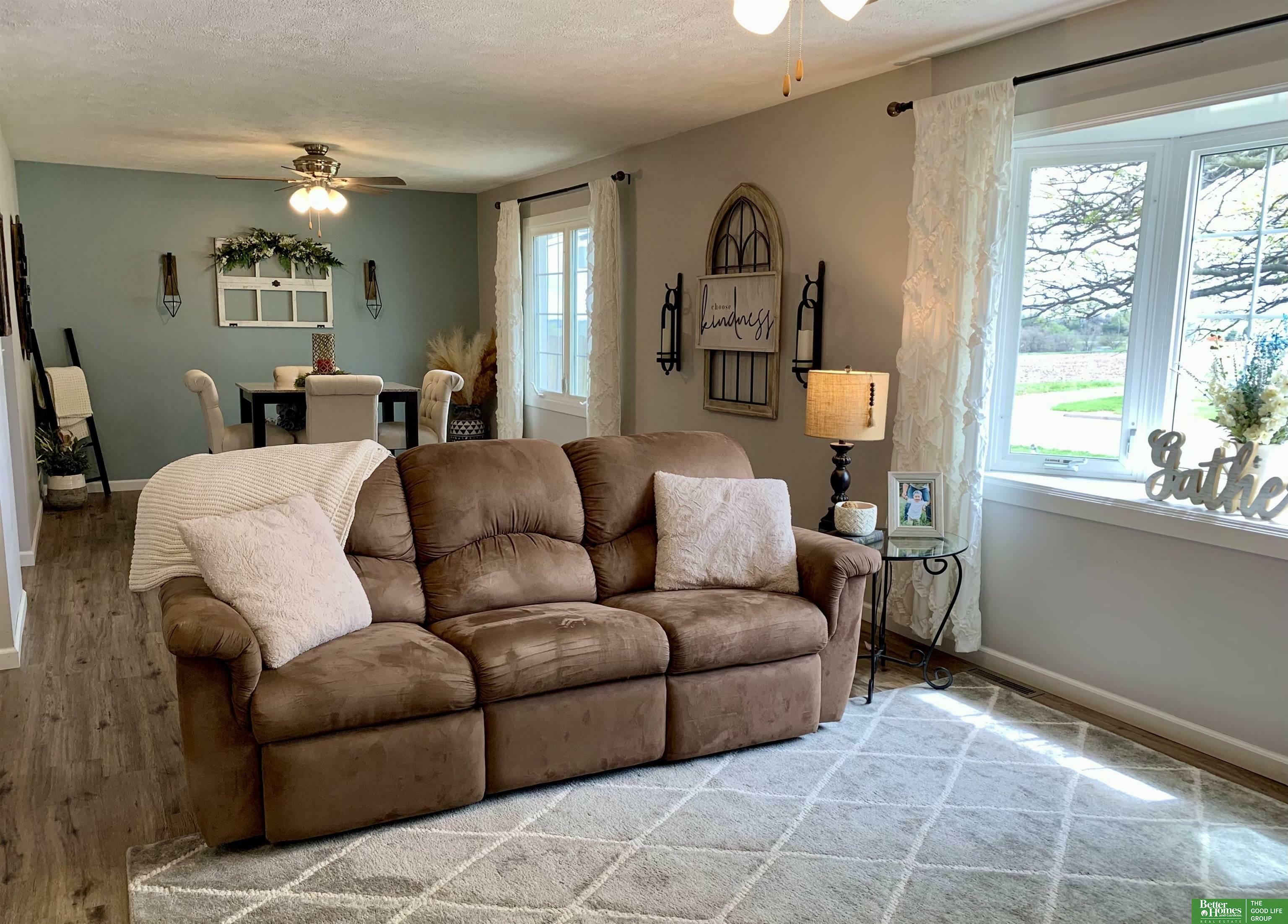 Property Photo: 927 S Cowan Avenue NE 68467
