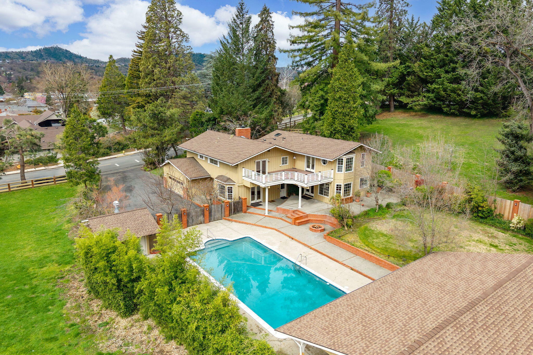 Property Photo: 1345 NE 9th Street OR 97526
