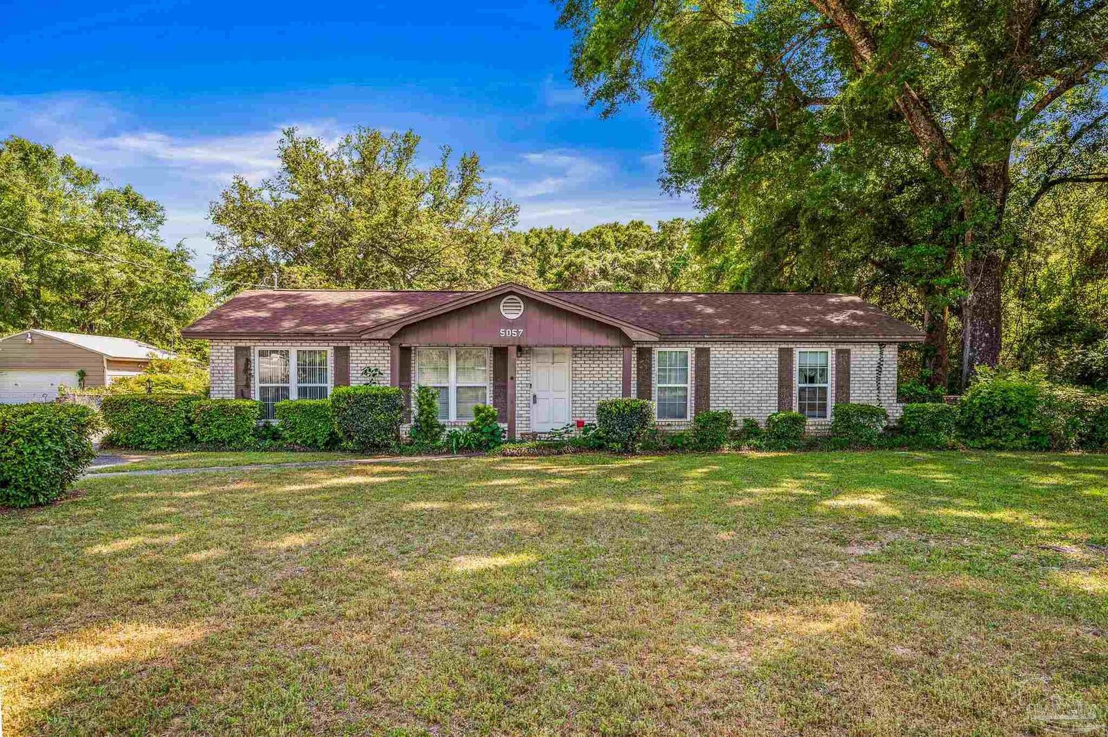 Property Photo: 5057 Babb Ln FL 32571