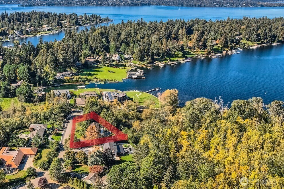 Property Photo: 8581 Hunts Point Lane WA 98004