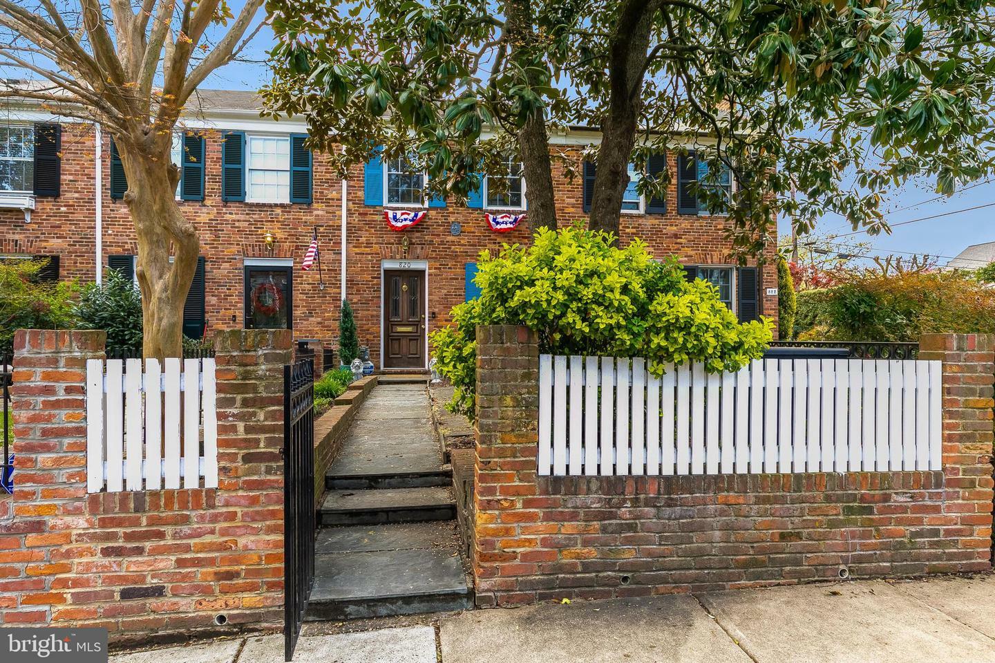 Property Photo: 820 Green Street VA 22314