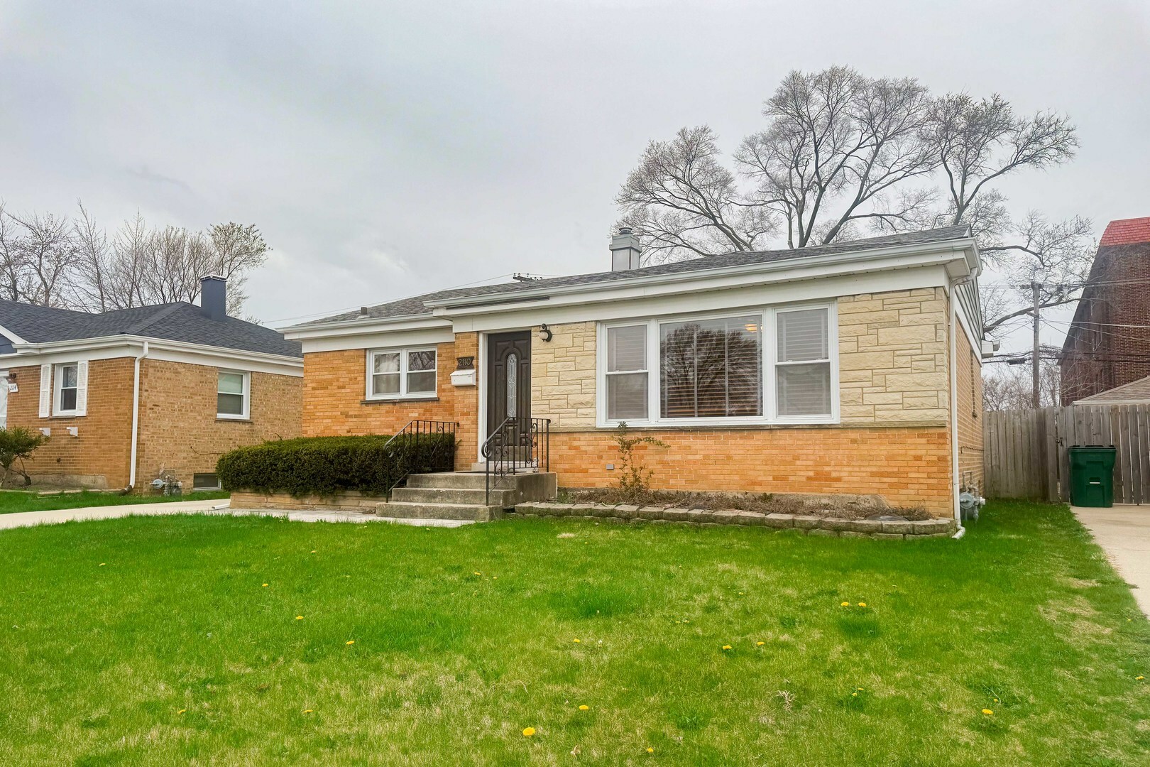 Property Photo: 2110 Mandel Avenue IL 60154