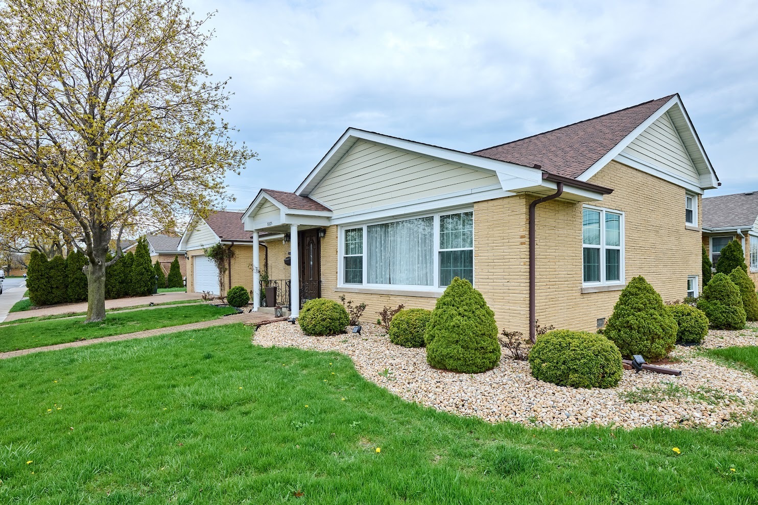 Property Photo: 8005 N New England Avenue IL 60714