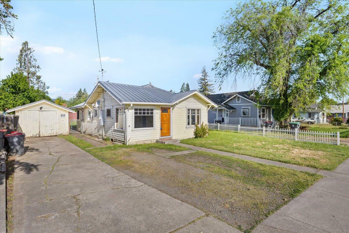 Property Photo: 425 N Columbus Avenue OR 97501