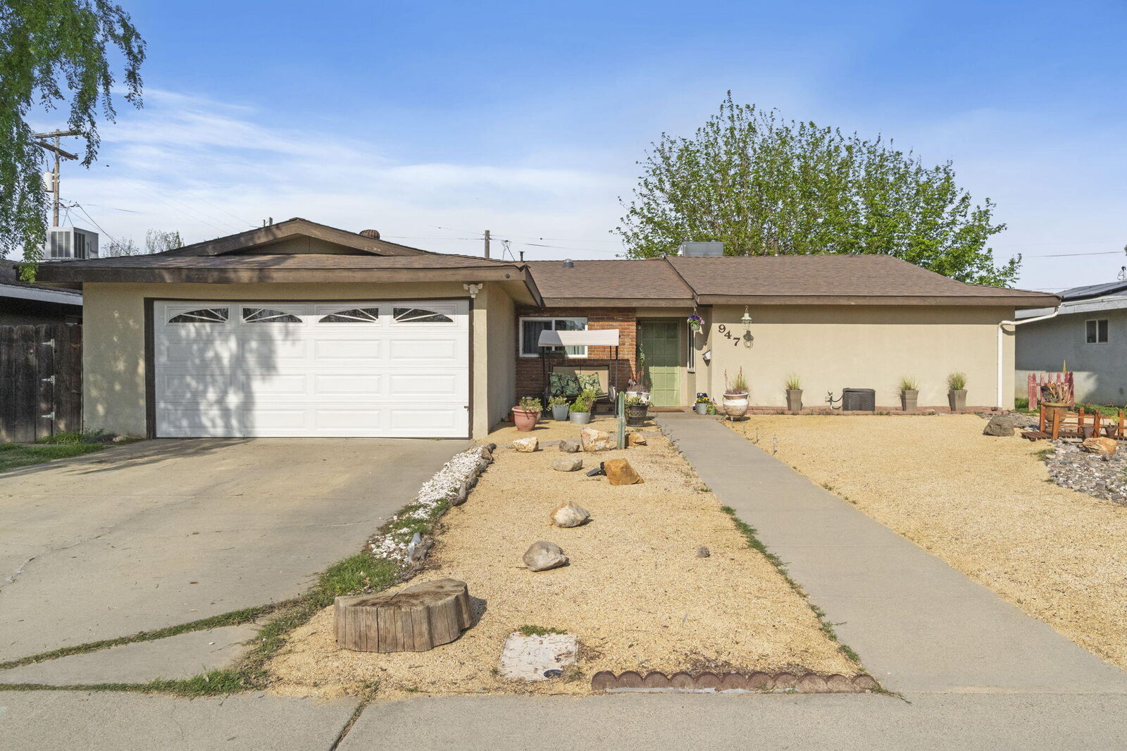 Property Photo:  947 E Ciinamon Drive  CA 93245 