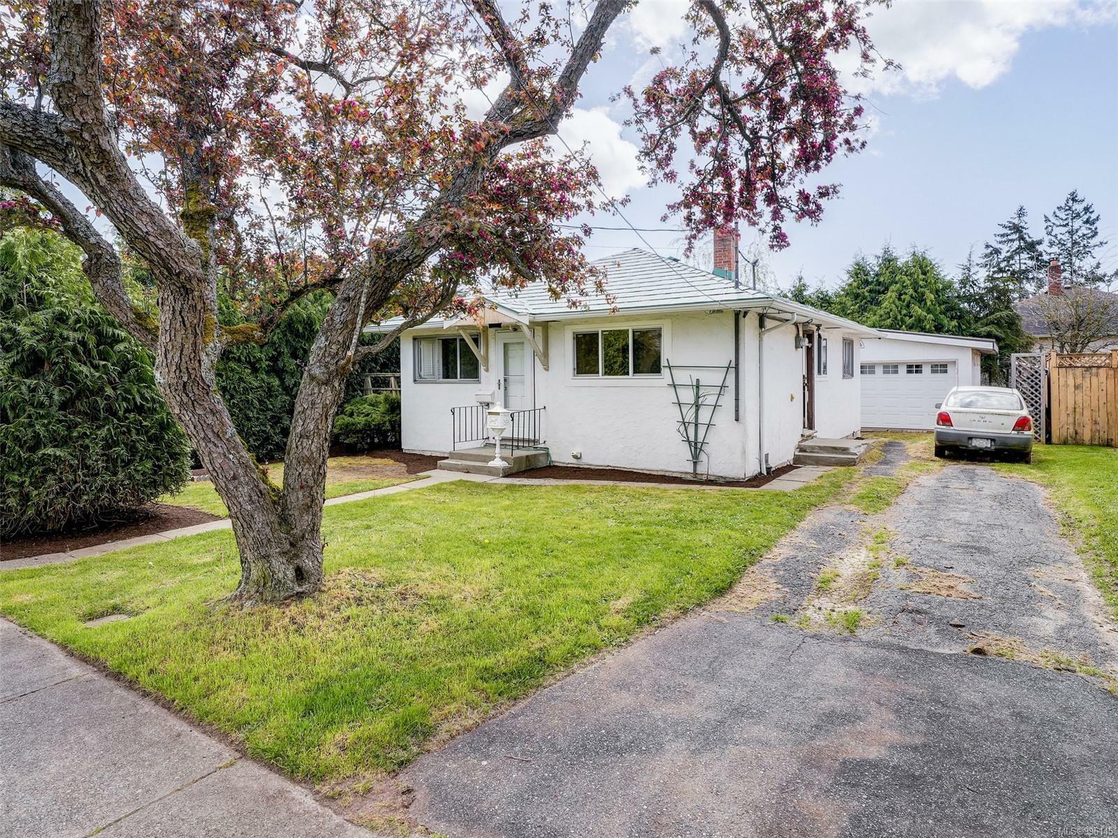 Property Photo: 95 Regina Ave BC V8Z 1J2