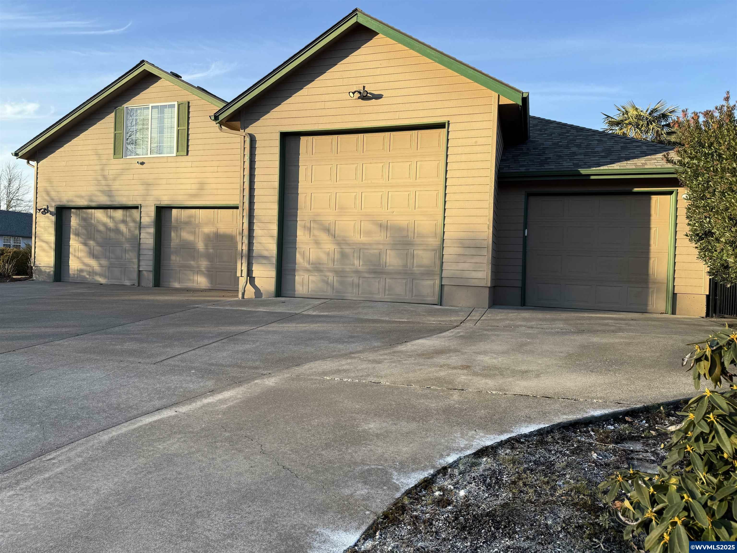 Property Photo:  692 SE Cypress Av  OR 97338 