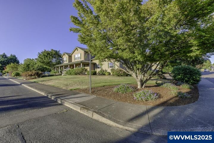 Property Photo:  692 SE Cypress Av  OR 97338 