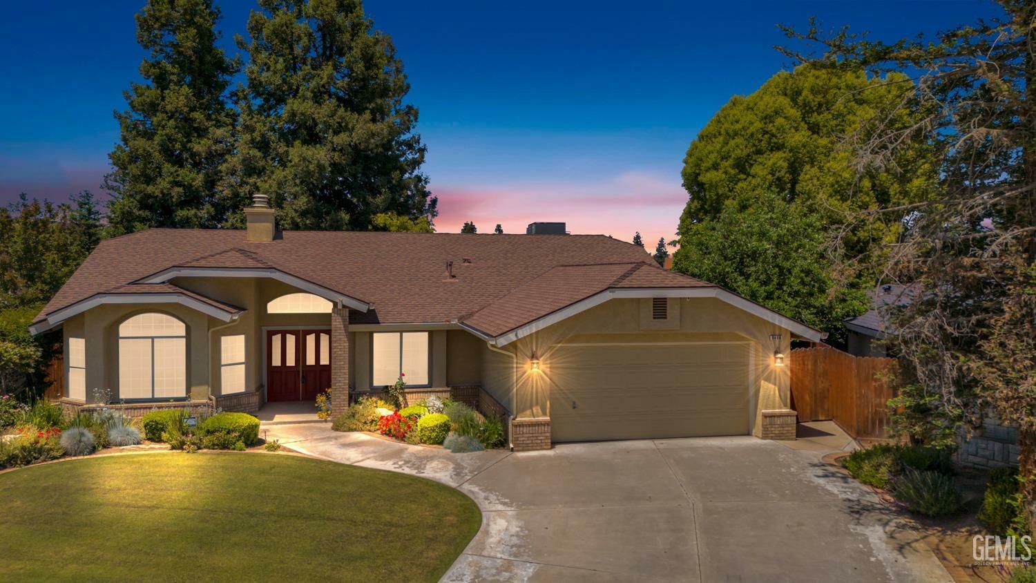 Property Photo: 9408 Foxglen Court CA 93312
