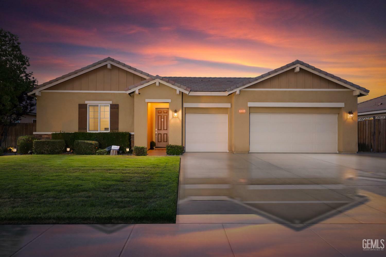 Property Photo: 15706 Saint Clement Way CA 93314