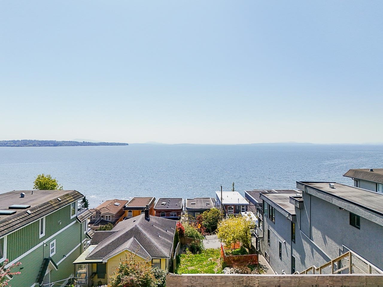 Photo de la propriété:  15412 Columbia Avenue  BC V4B 1J9 