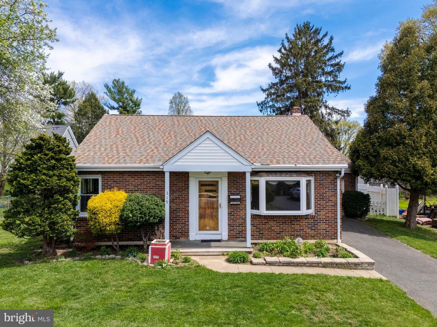 Property Photo: 319 Hawthorne Drive PA 17603