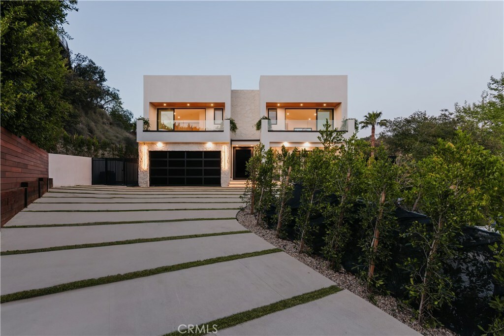 Property Photo: 2608 Zorada Drive CA 90046