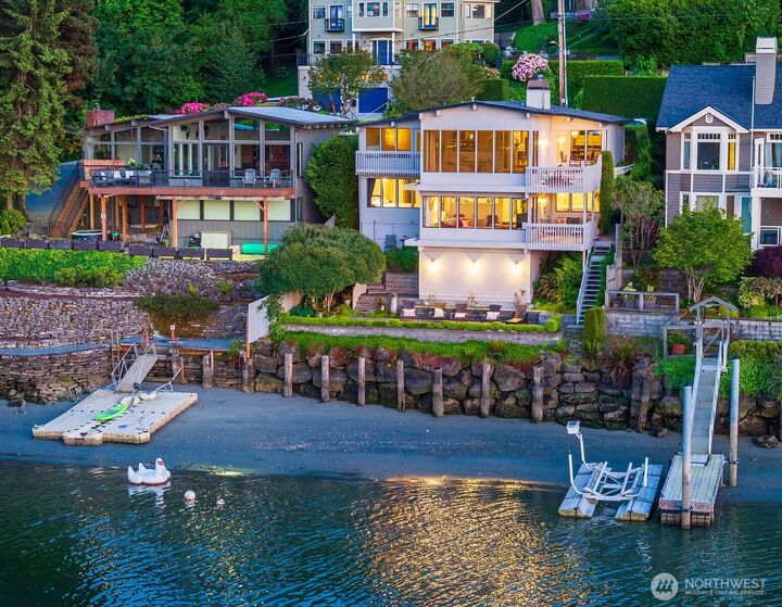 3510 W Commodore Way  Seattle WA 98199 photo