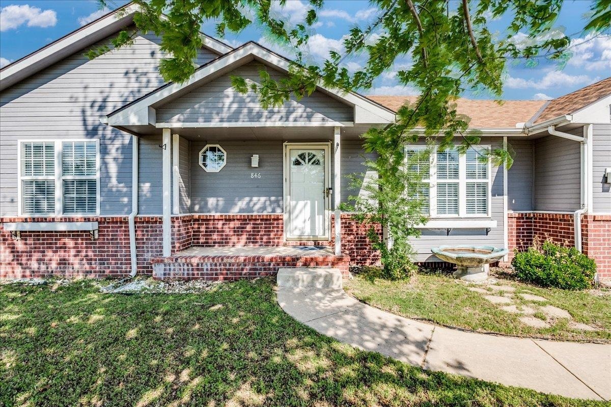 Property Photo: 846 E Karla Ct KS 67060