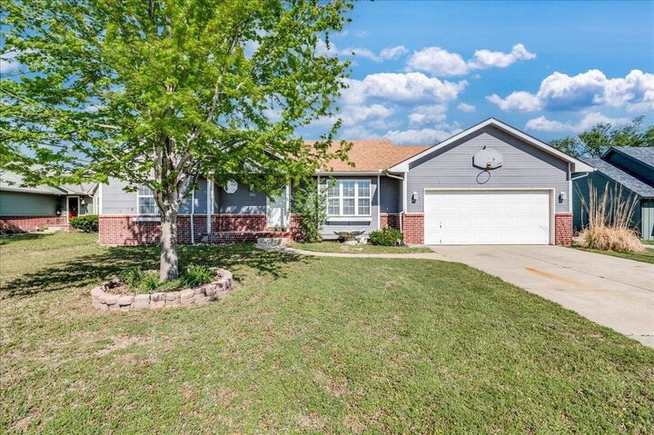 Property Photo: 846 E Karla Ct KS 67060