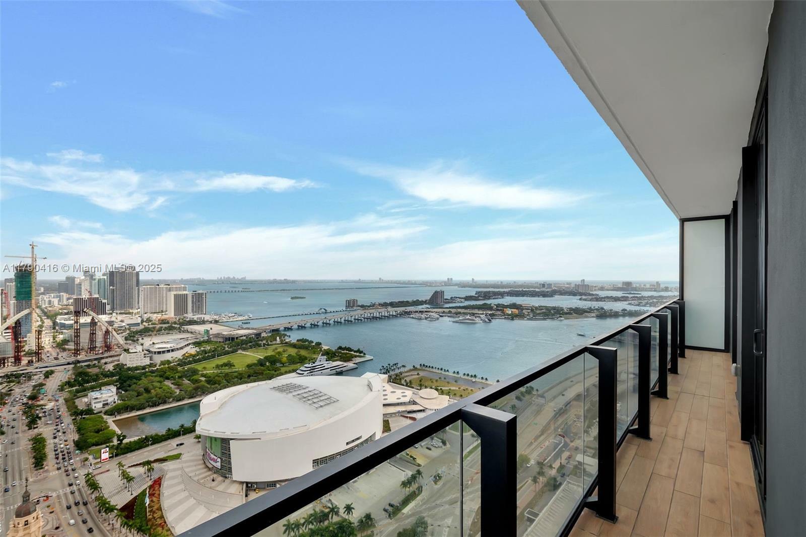Property Photo: 398 NE 5th St 3901 FL 33132