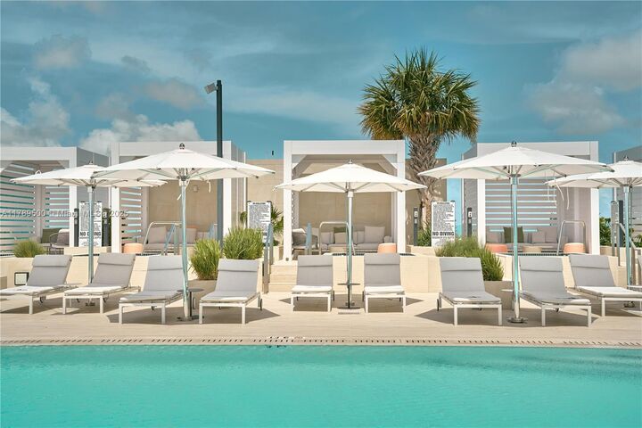 Property Photo:  300 Biscayne Blvd Way 1102  FL 33131 