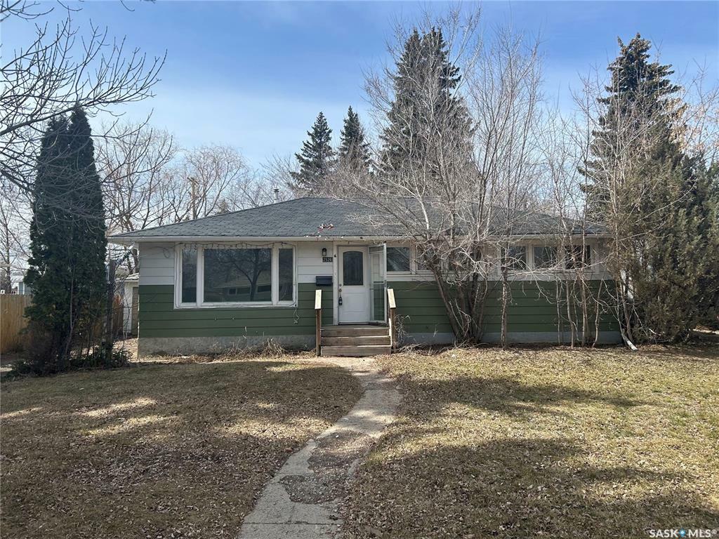 Property Photo:  2526 Broadway Avenue  SK S7J 0Z2 