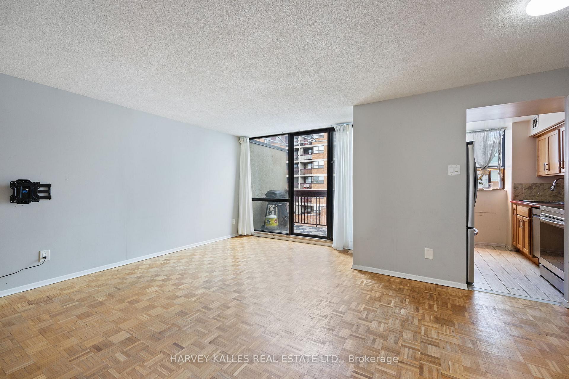 Property Photo:  89 McCaul Street 923  ON M5T 2X3 