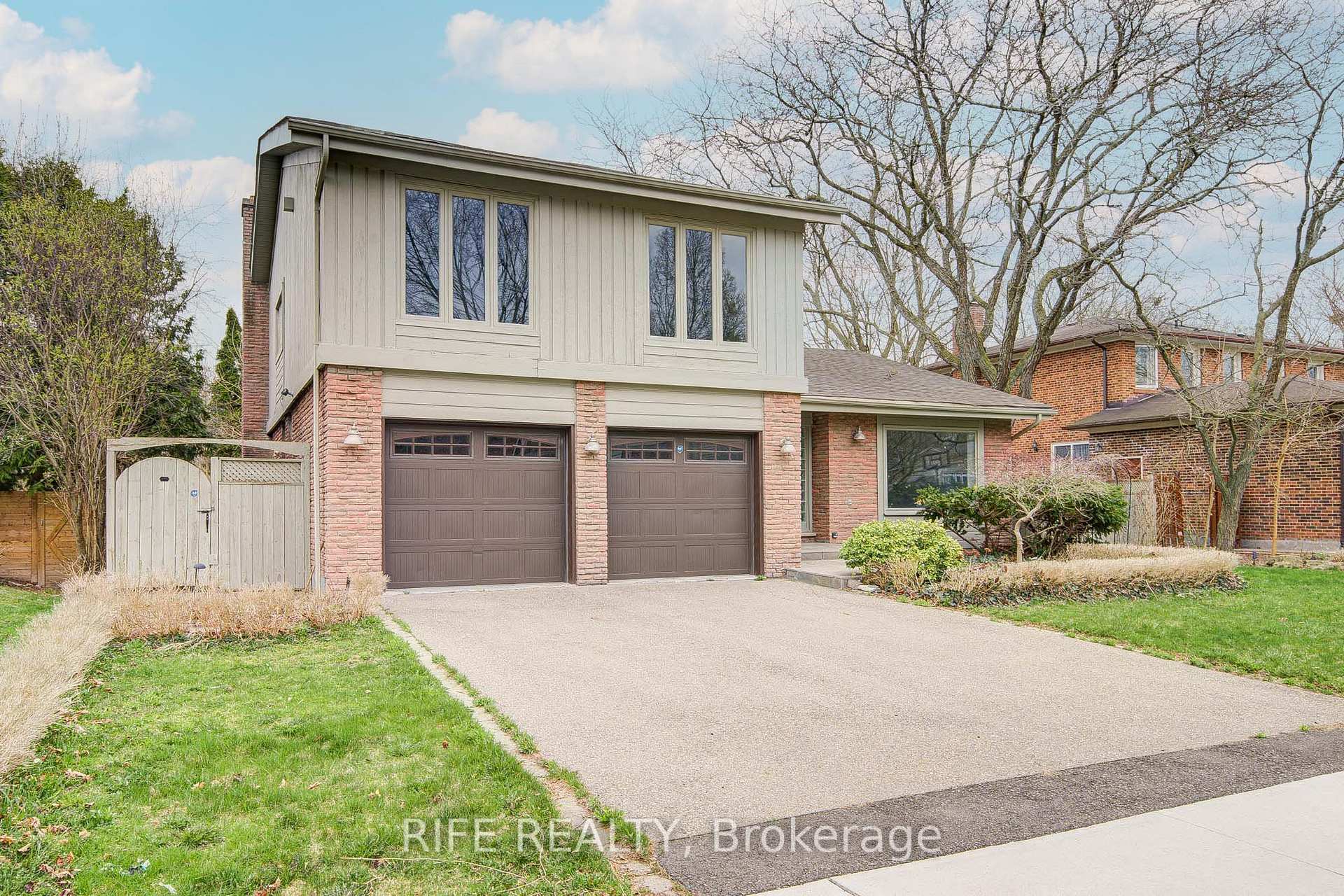 Property Photo: 17 Bramble Drive ON M3B 2E9