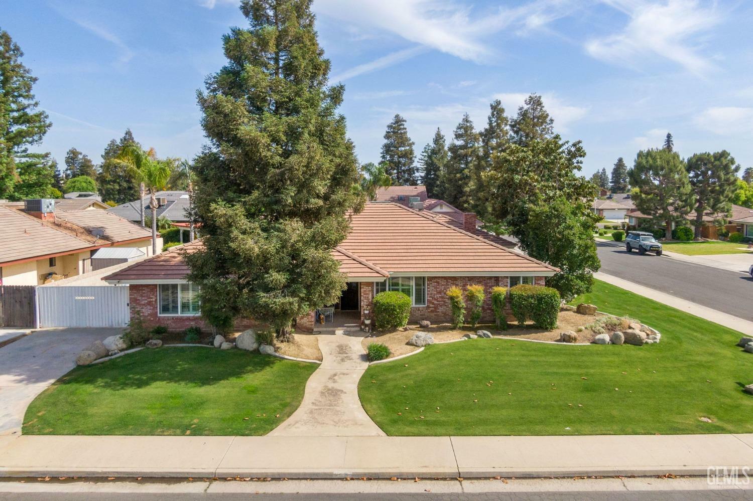 Property Photo: 6907 Lassalette Drive CA 93308