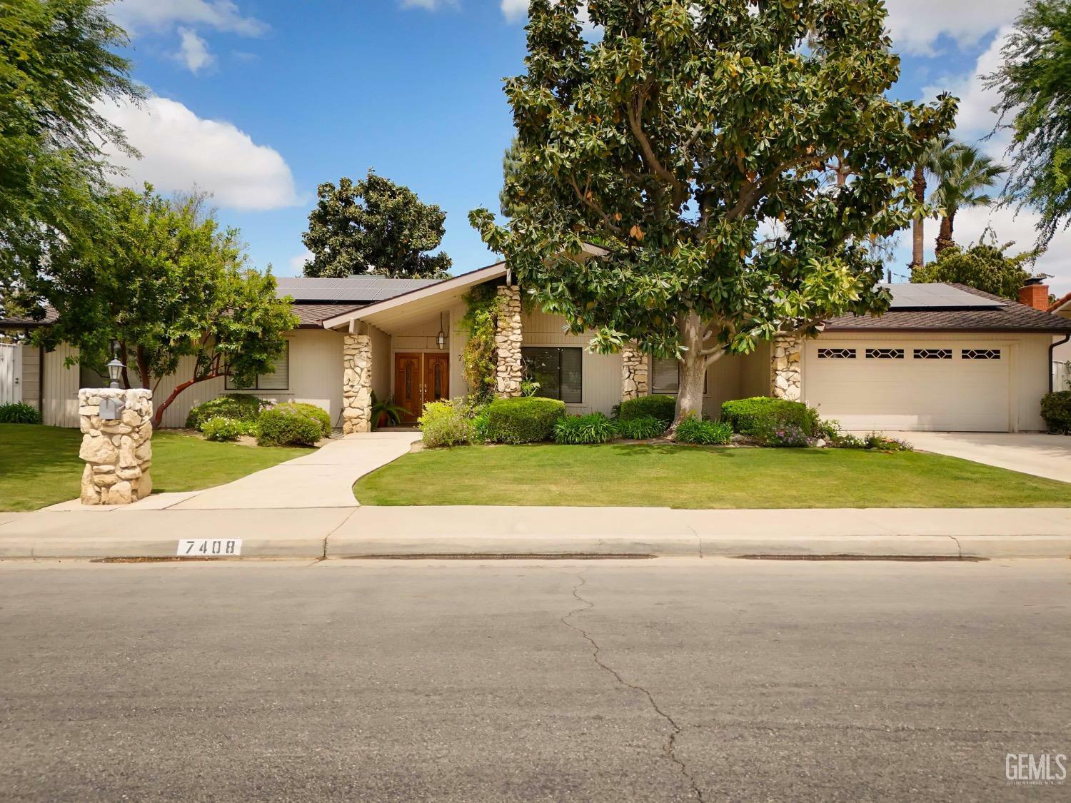 Property Photo: 7408 Dos Rios Way CA 93309