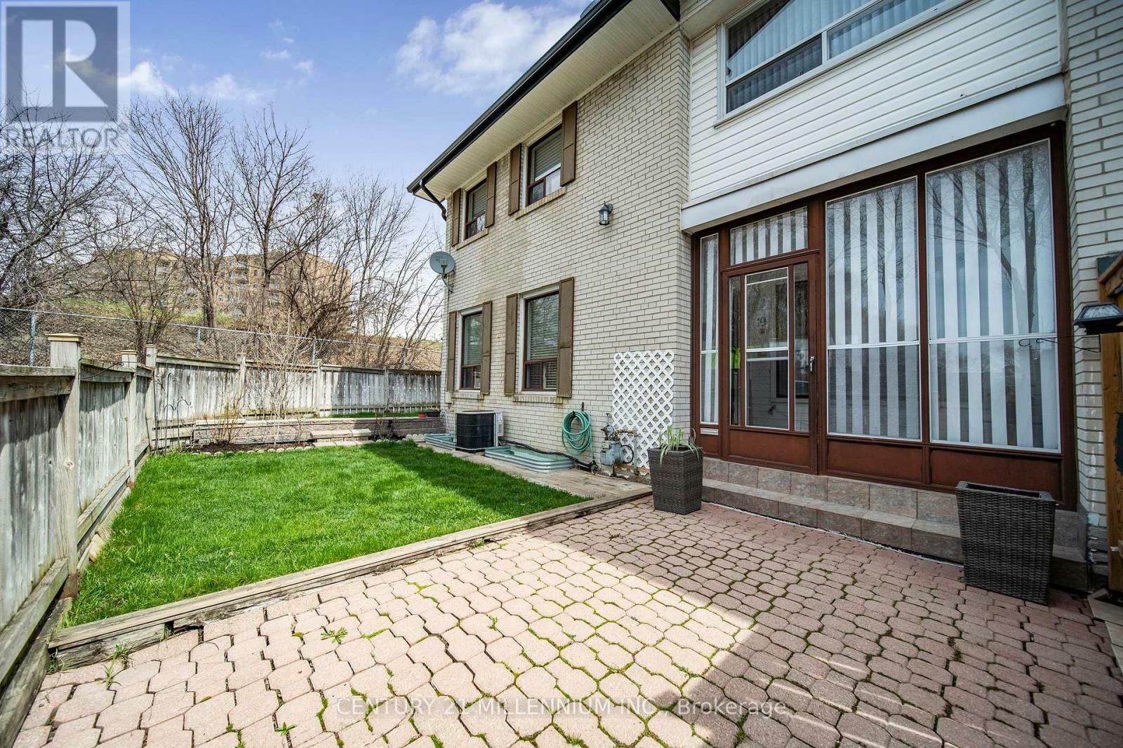 Photo de la propriété: 61 Ardglen Drive 19 ON L6W 1V1