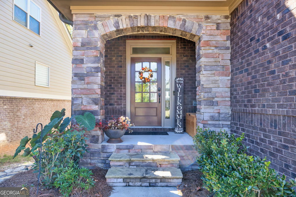 Property Photo: 7143 Lake Edge Drive GA 30542