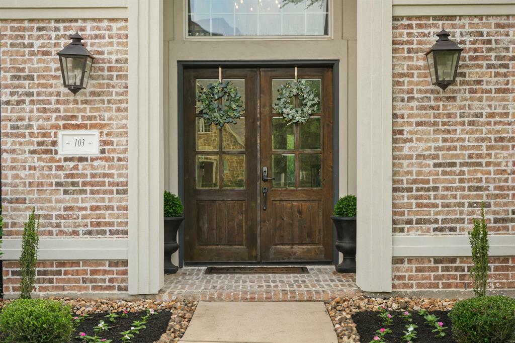 Property Photo: 103 N Curly Willow Circle TX 77375