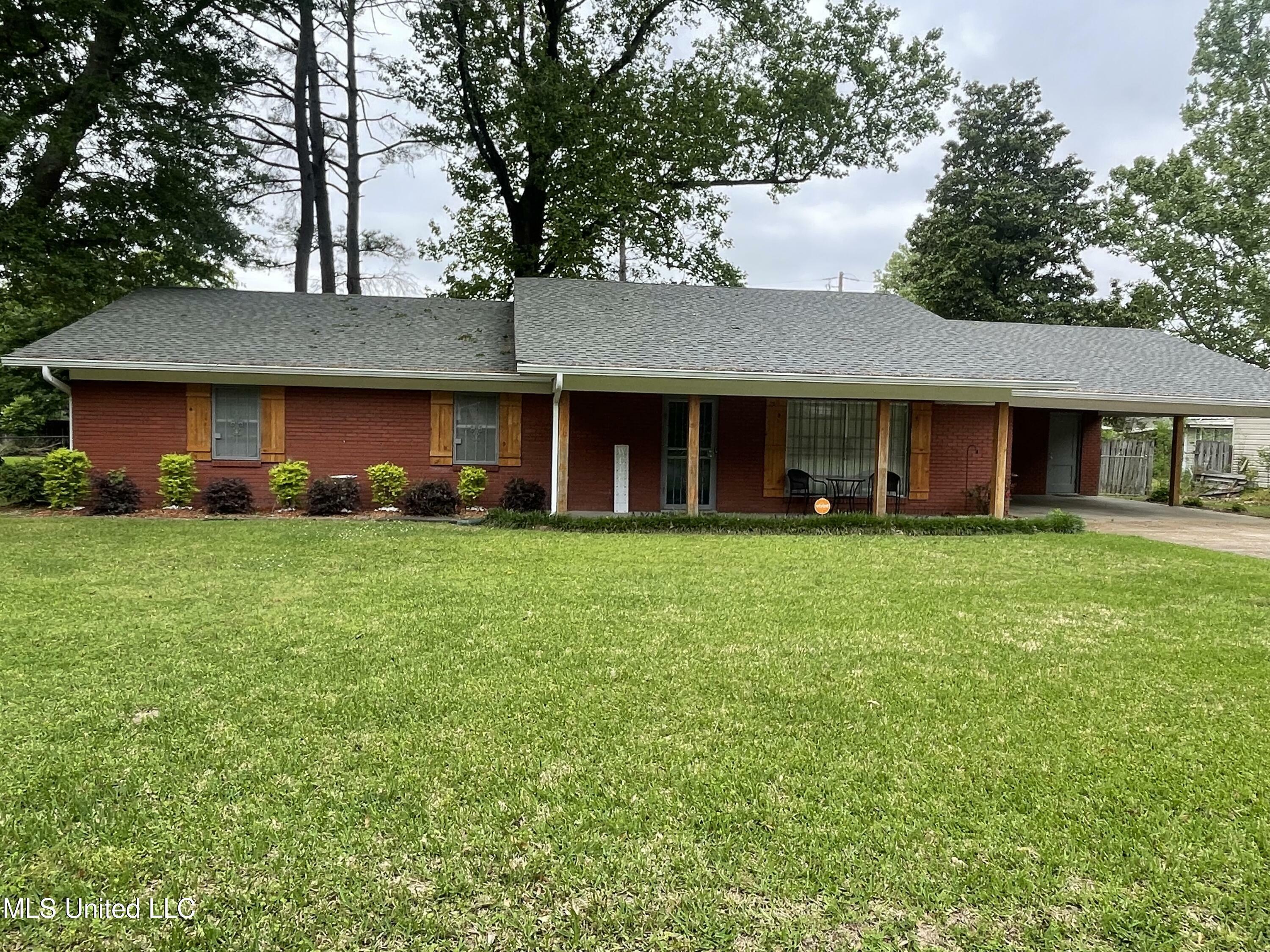 2221 Country Club Drive  Yazoo City MS 39194 photo