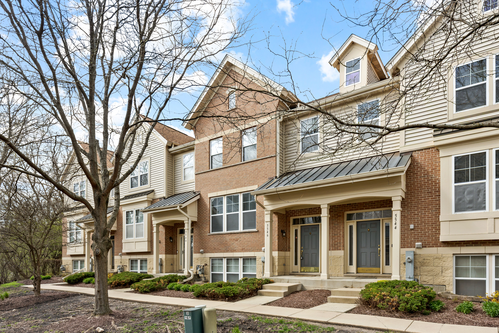 Property Photo: 5546 Cambridge Way 5546 IL 60133