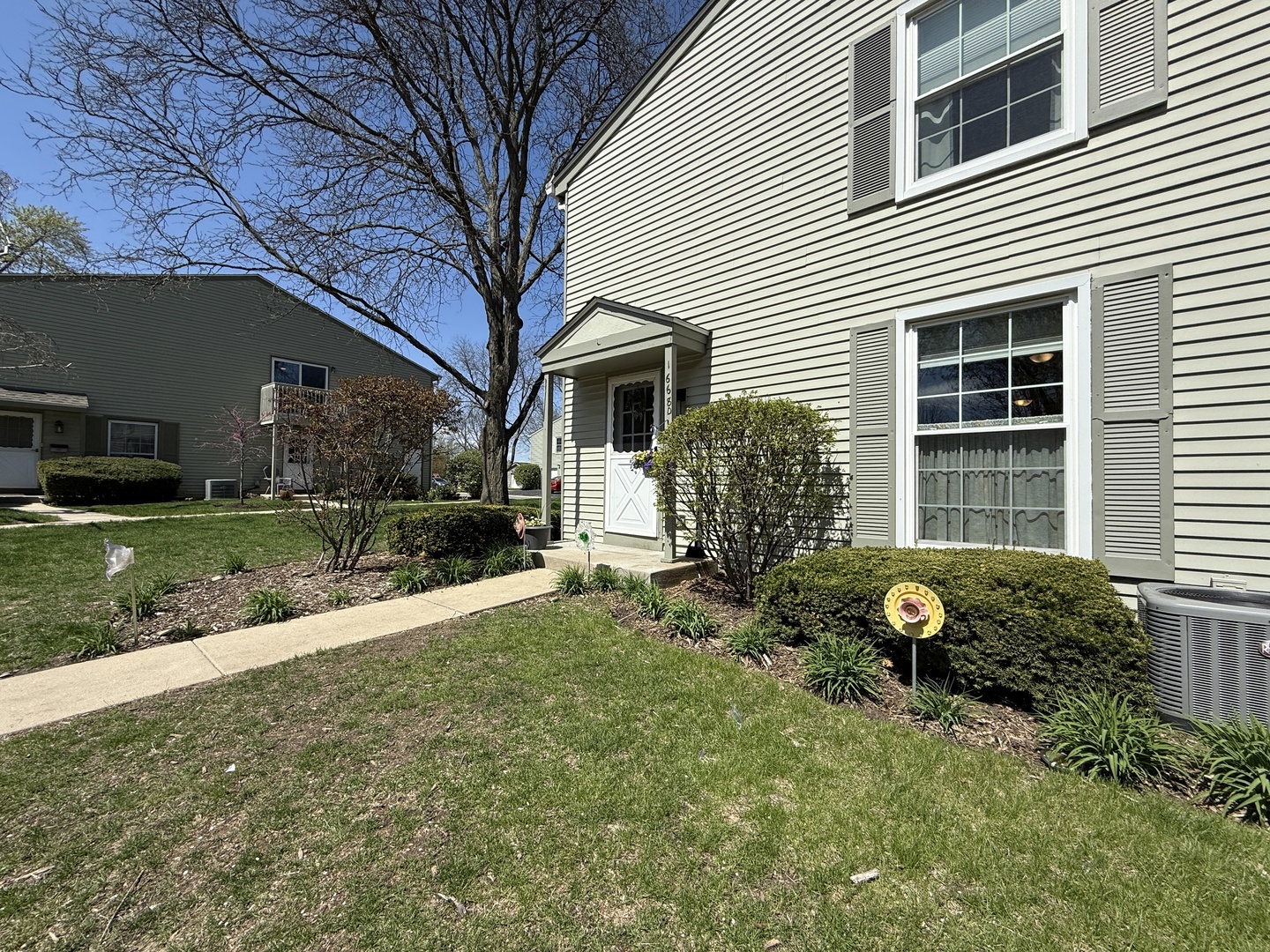 Property Photo: 1668 Valley Forge Court D IL 60189