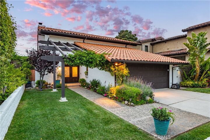 Property Photo: 425 Avenida Mirola CA 90274