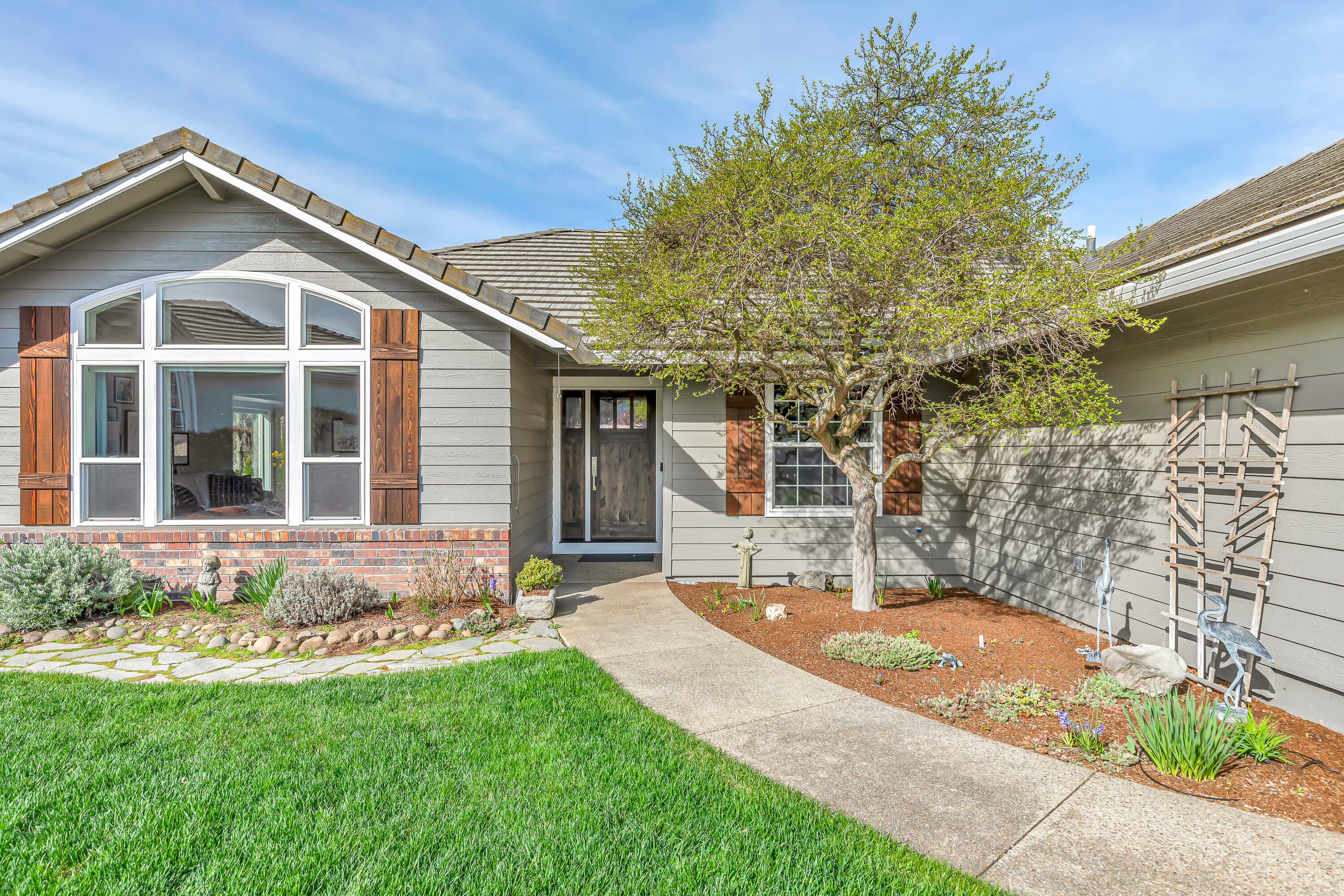 Property Photo: 2900 Elisa Court OR 97504