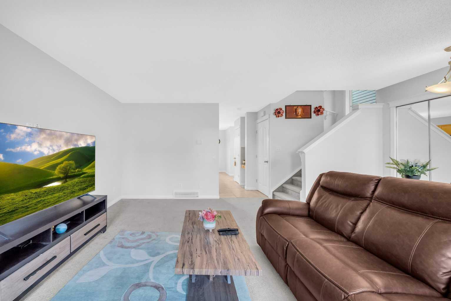 Property Photo: 6 Luxstone Point SW AB T4B 0H8