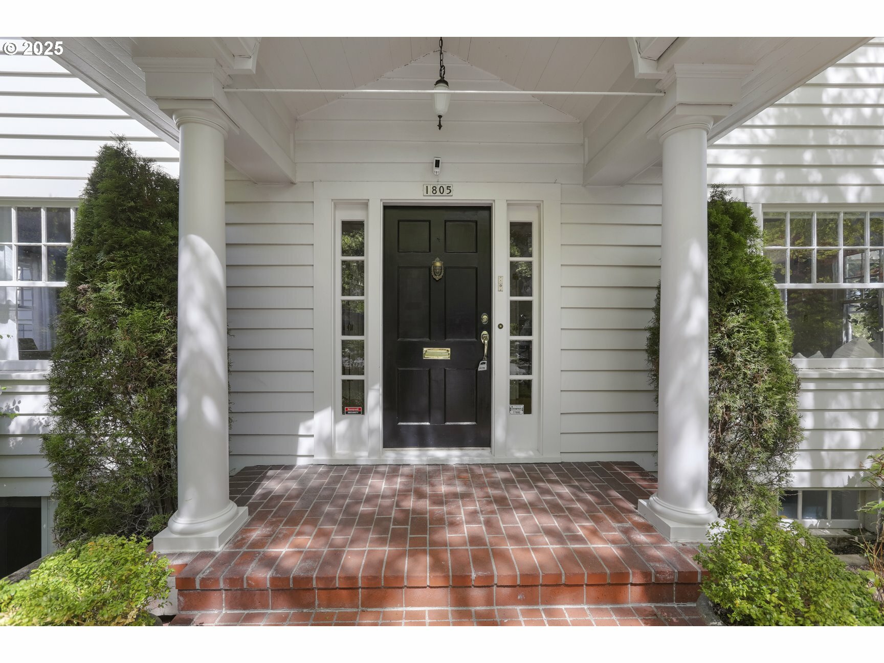 Property Photo: 1805 SW Elizabeth St OR 97201