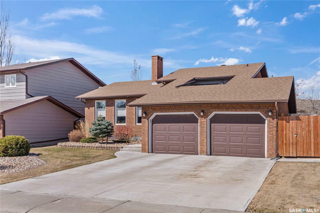 Property Photo: 2519 Cardinal Crescent SK S9A 3X2