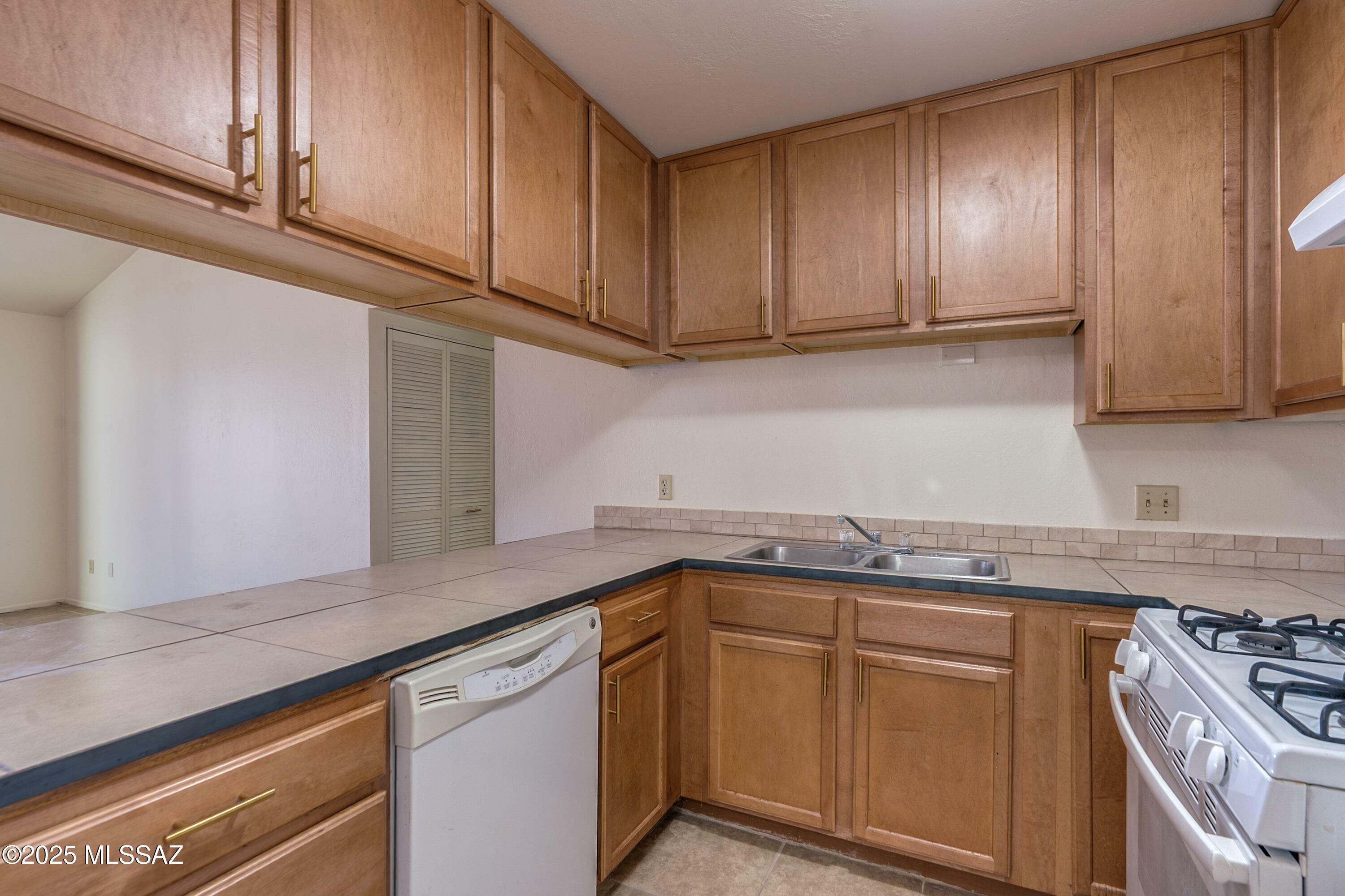 Property Photo: 810 S Langley Avenue 204 AZ 85710
