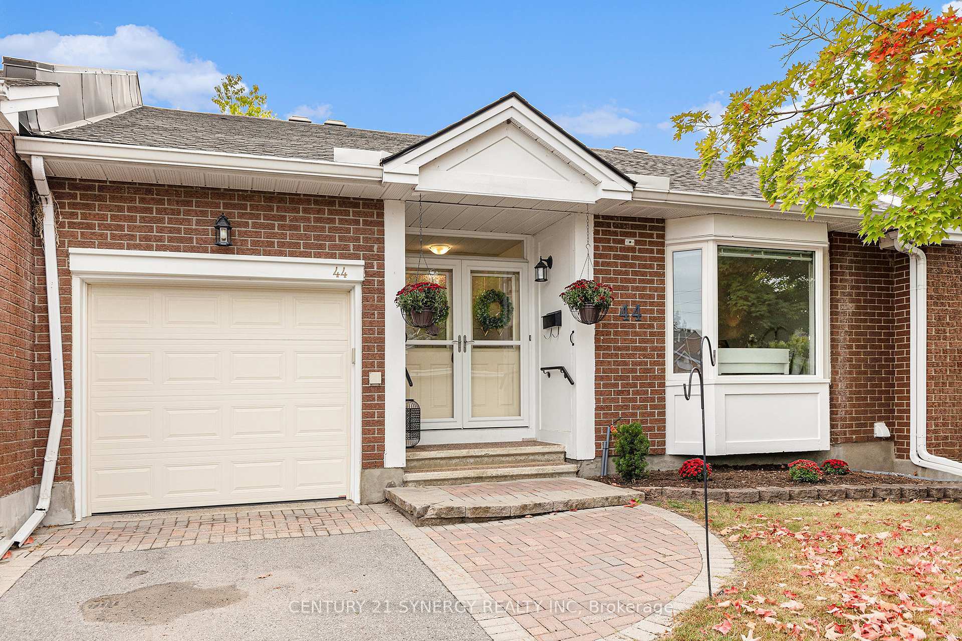 Property Photo: 44 Innesbrook Court ON K2S 1C7
