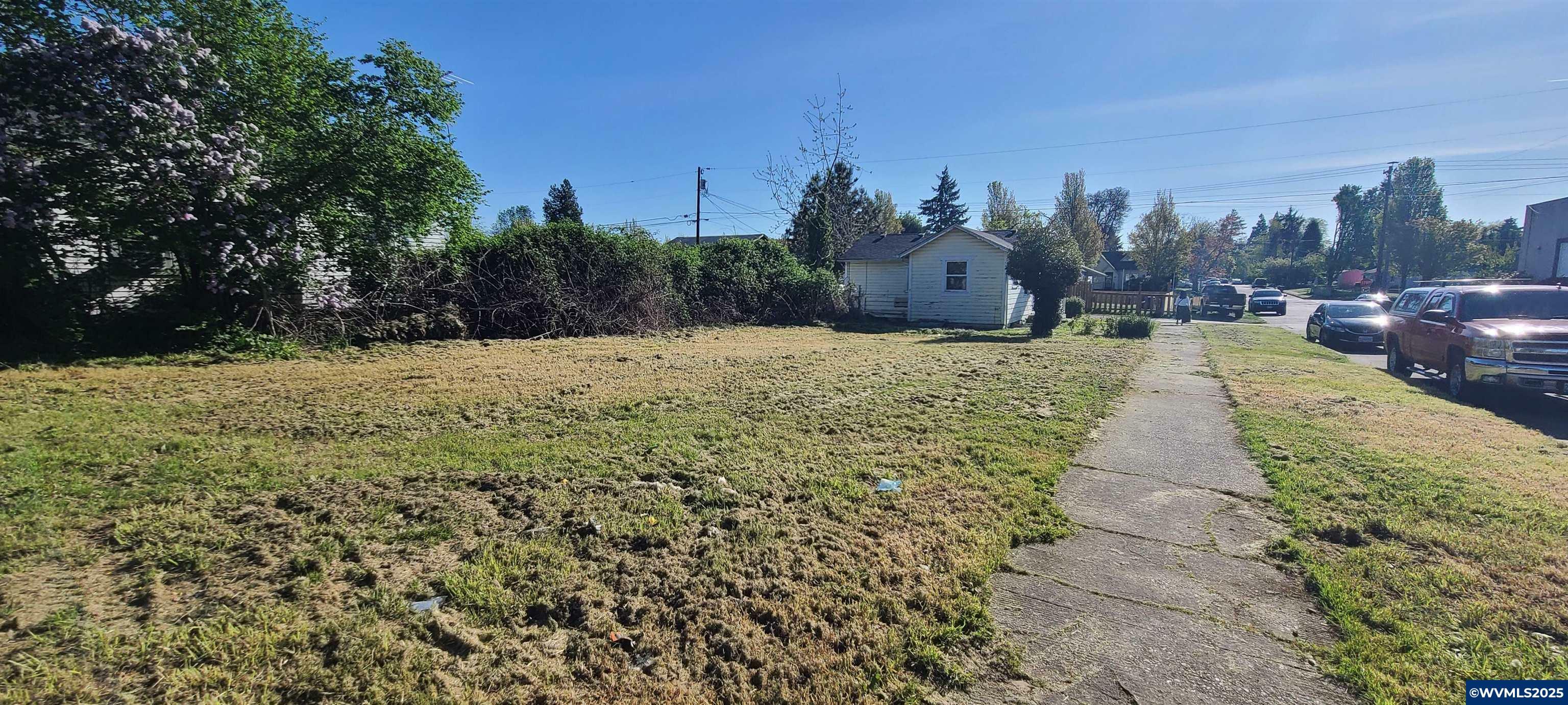 Property Photo: 2010 Commercial St NE OR 97301