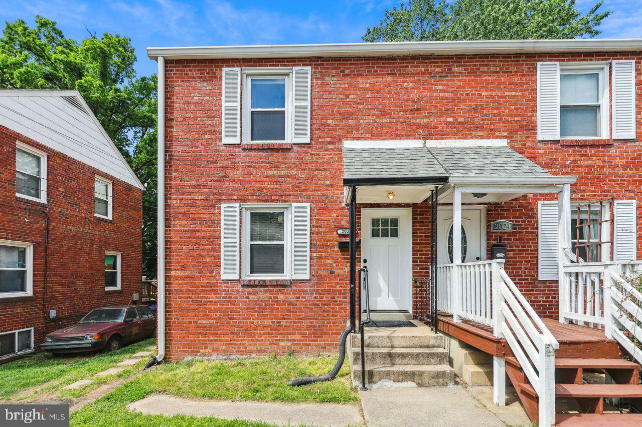 Property Photo: 2026 S Oakland Street S VA 22204