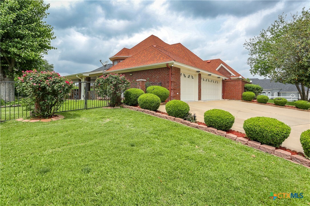Property Photo: 2110 Lakeview Loop TX 76543