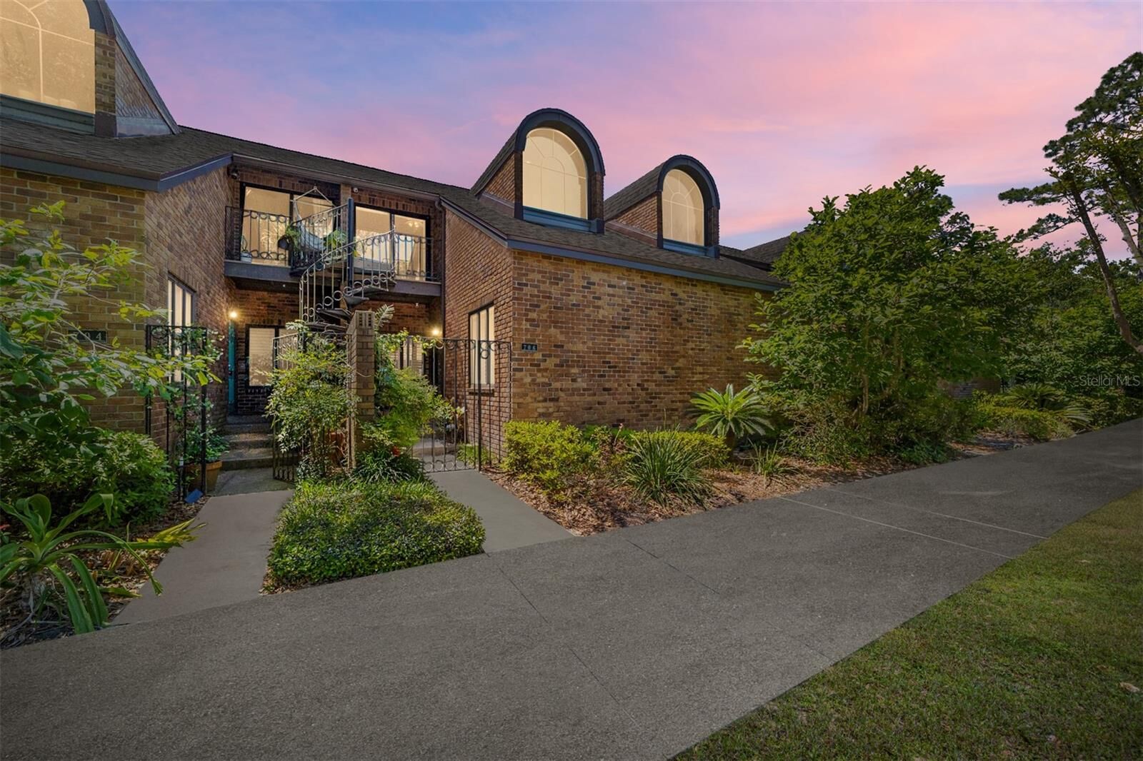 Property Photo:  706 NE 1st Street 706  FL 32601 