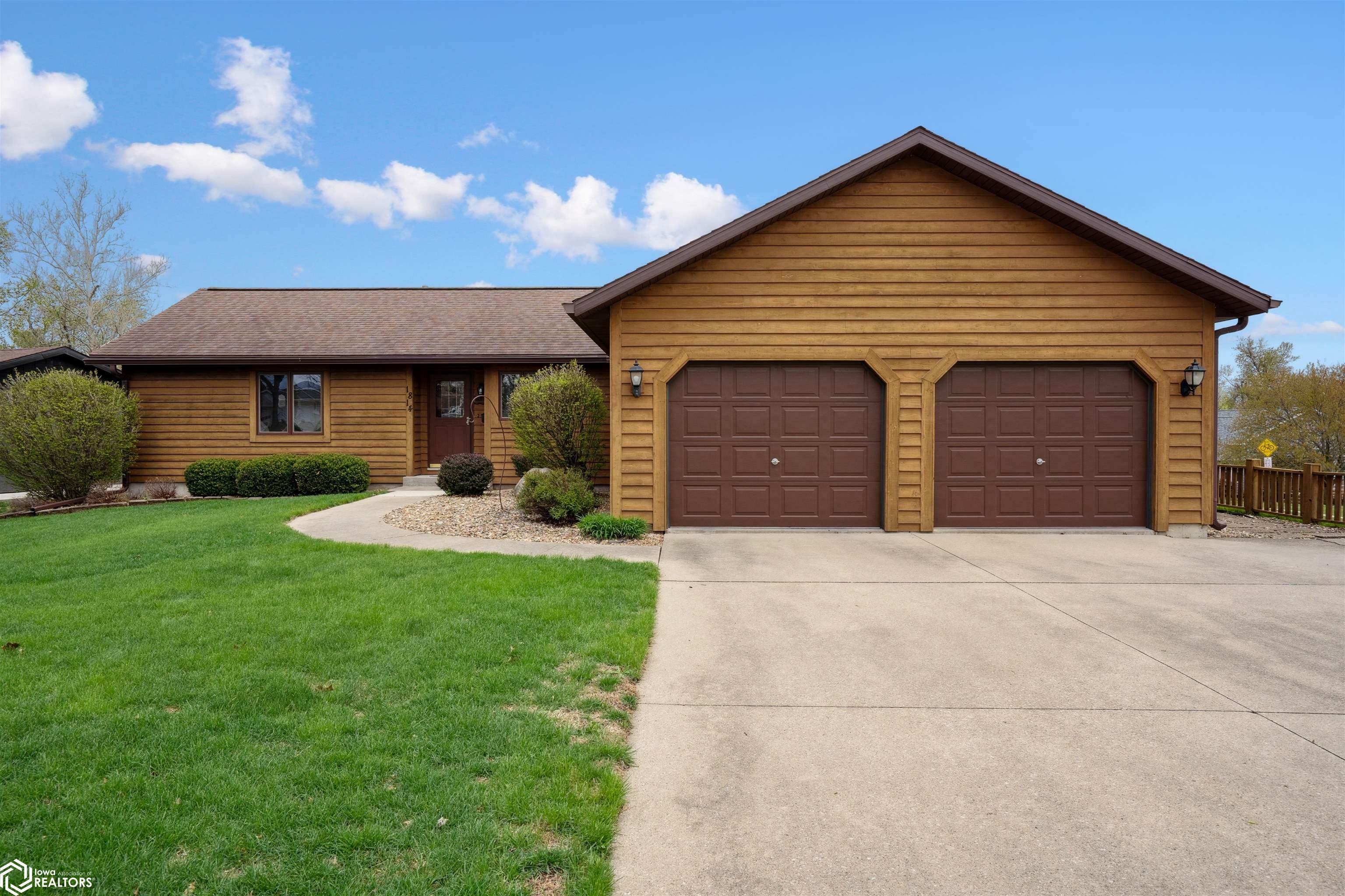 Property Photo: 1814 S 3rd Avenue IA 50158