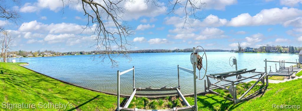 Property Photo: 2224 Lake Angelus MI 48326 1042