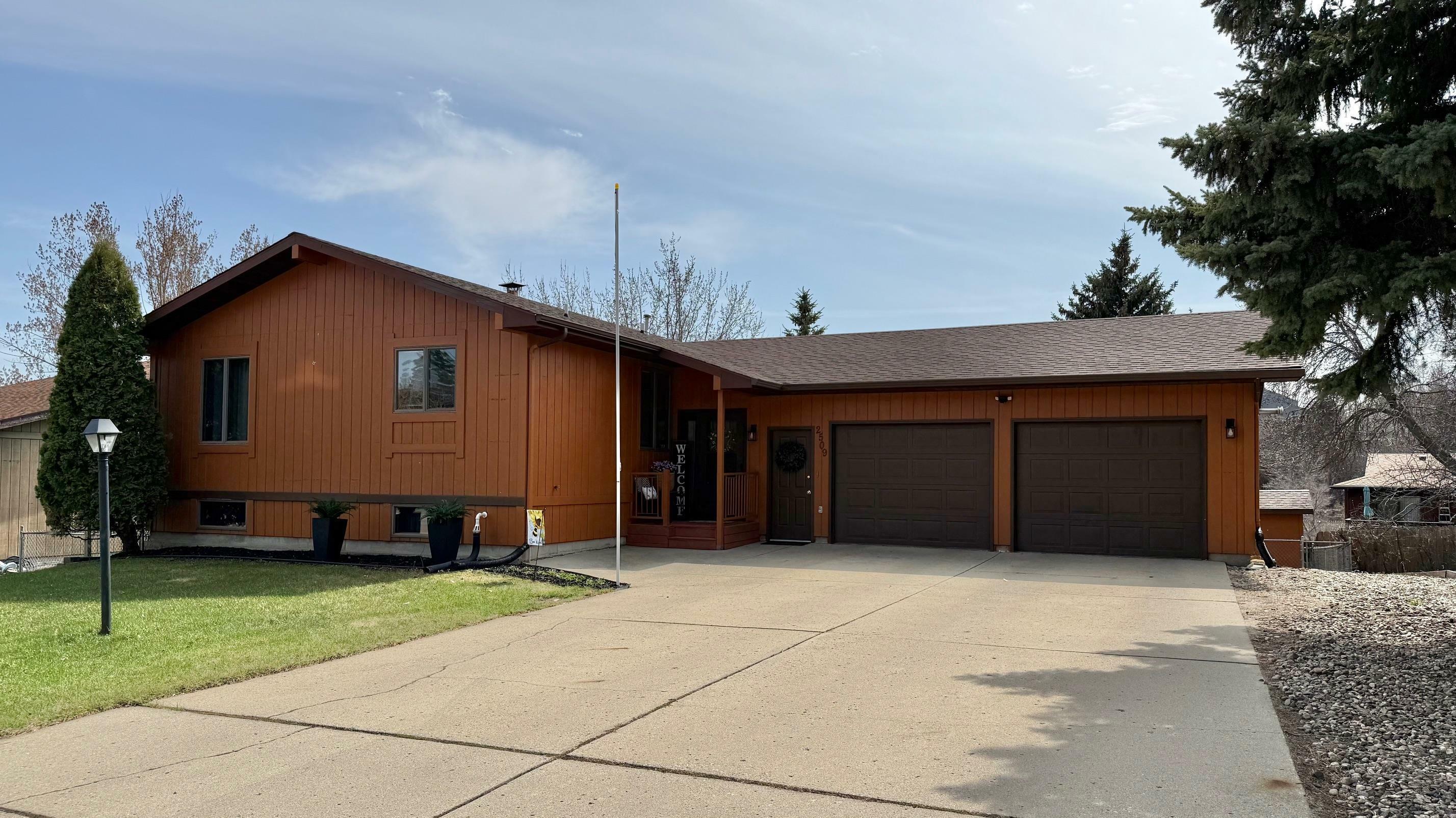 Property Photo: 2509 Bel Air Place NW ND 58703