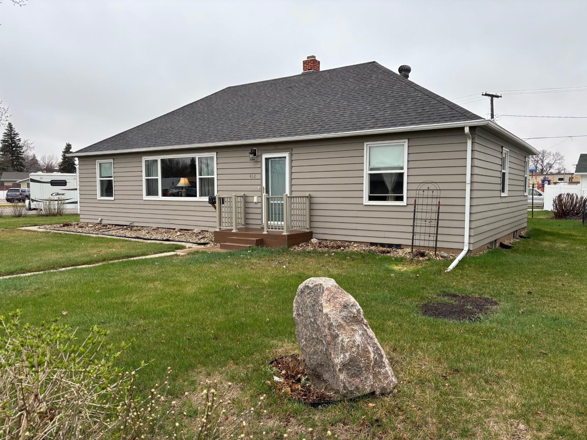 Property Photo: 402 Brewster St E ND 58341